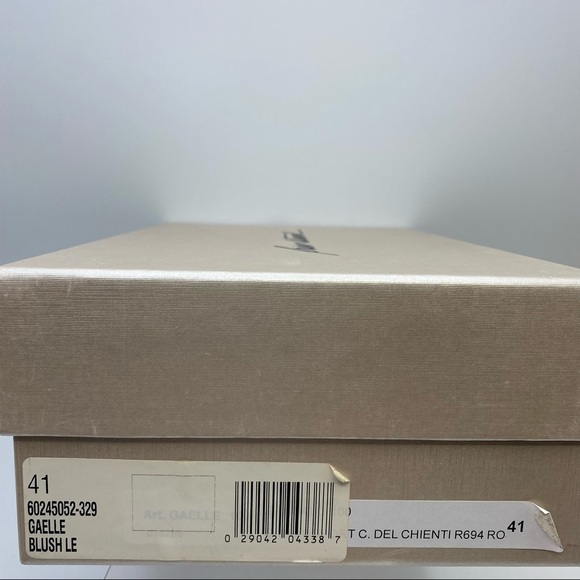 NWT. Brian Atwood Leather Mauve Stud Sandals. Size 11 (41 EU). - Picture 10 of 10